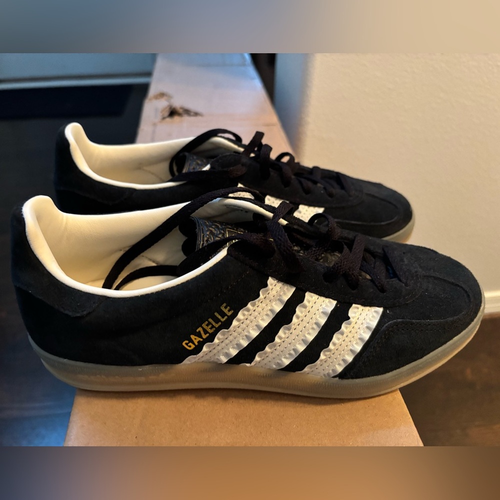 Adidas Gazelle Sneakers – Women’s Size 7 – Black/White/Gum Classic - Picture 4 of 5